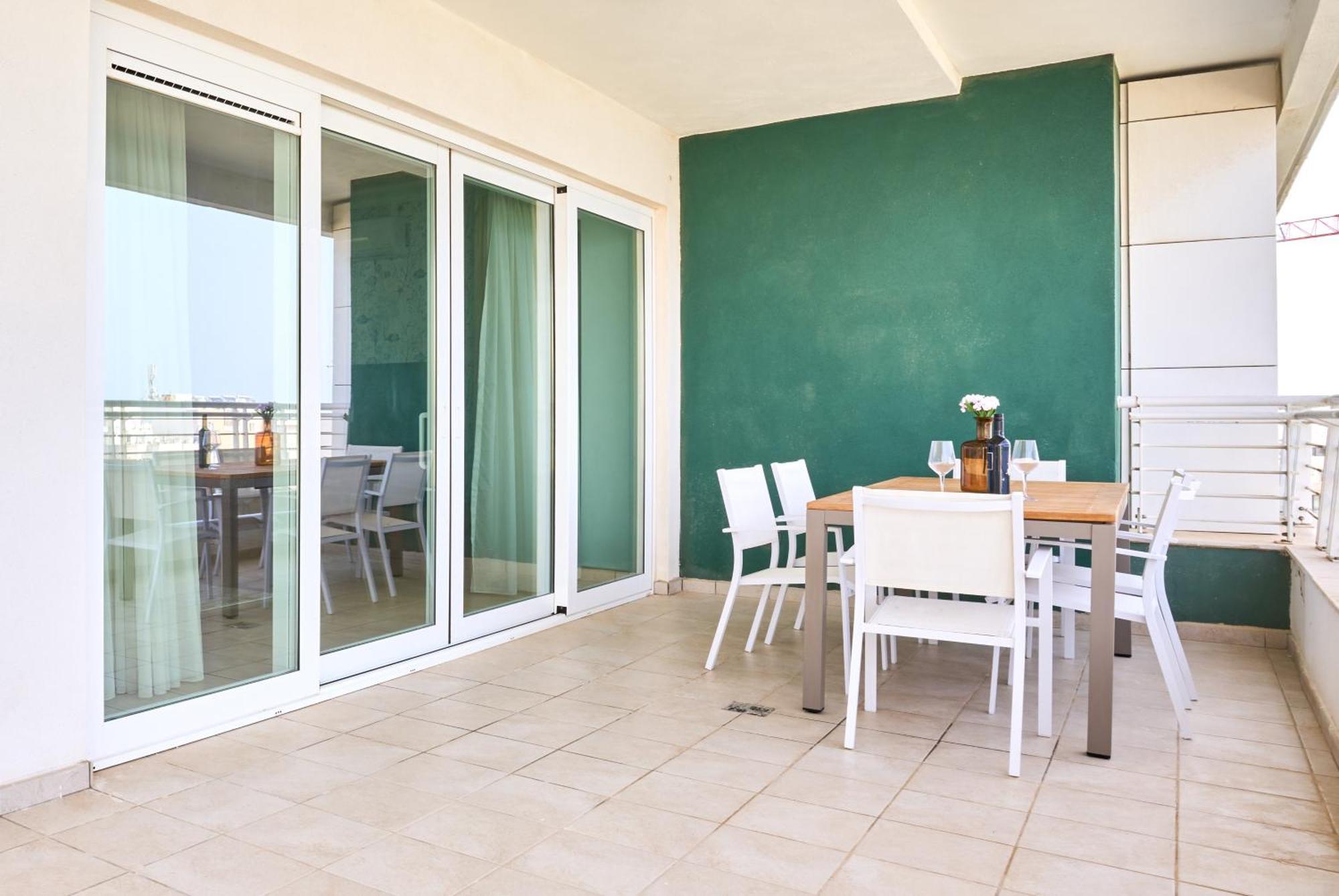 Stunning 3-Bedroom Seaview Retreat In Fort Cambridge Sliema Exterior photo