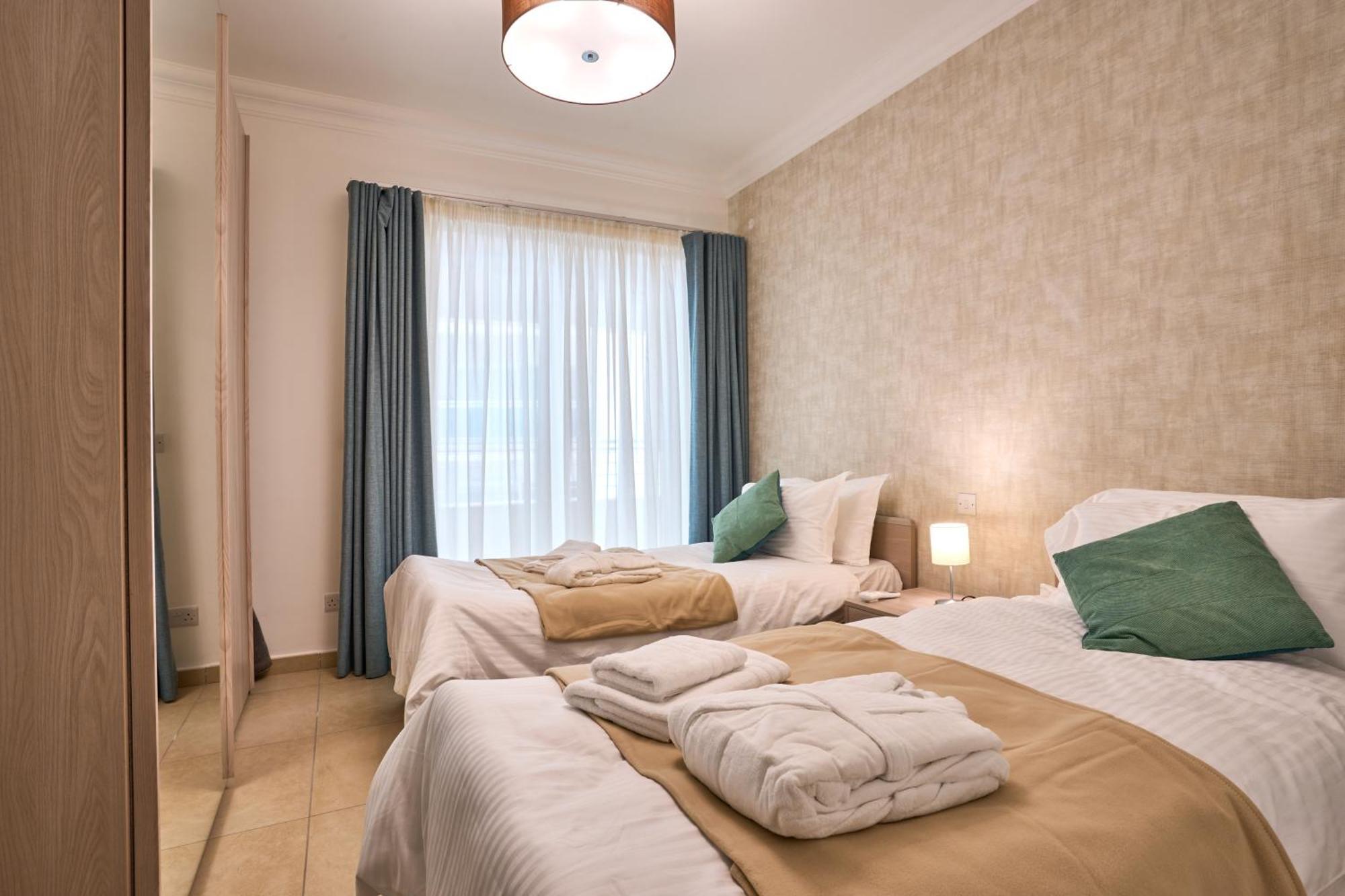 Stunning 3-Bedroom Seaview Retreat In Fort Cambridge Sliema Exterior photo