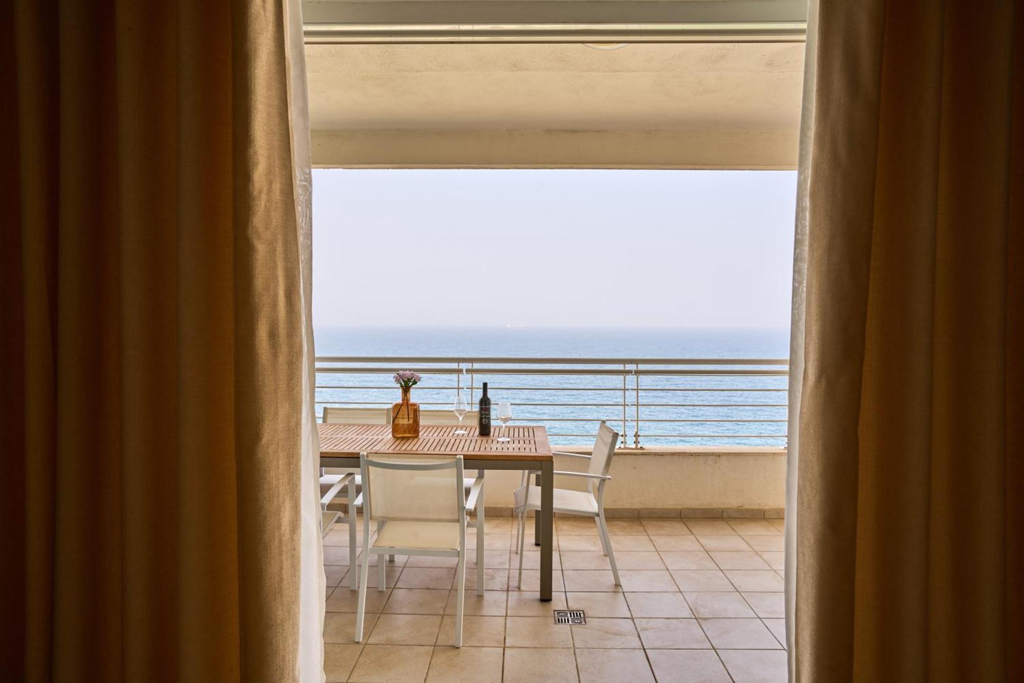 Stunning 3-Bedroom Seaview Retreat In Fort Cambridge Sliema Exterior photo
